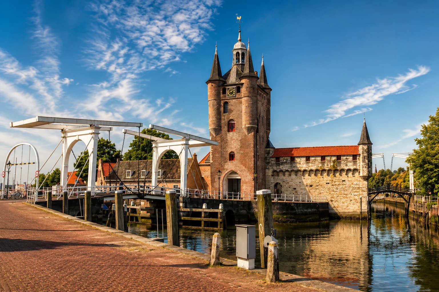 De Zuidhavenpoort in Zierikzee bij zonnig weer